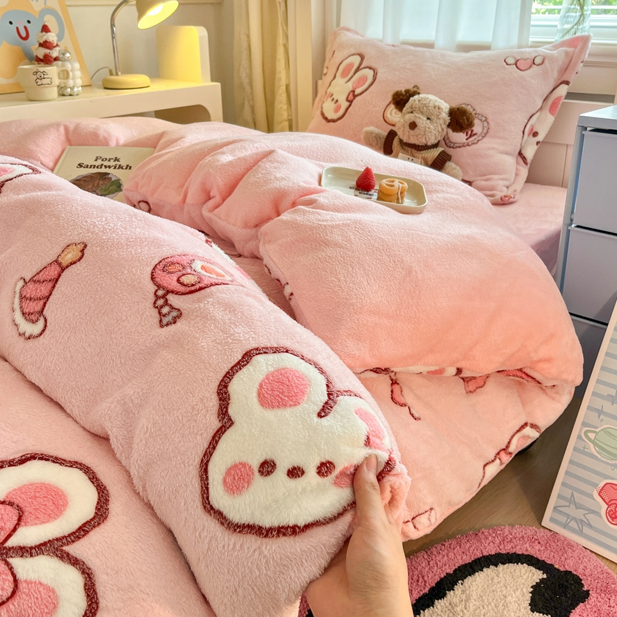 91家纺网 家纺一手货源 找家纺 川悦生活 2025新款立体雪花绒印花四件套学生床系列一场景二 蜜语奶兔