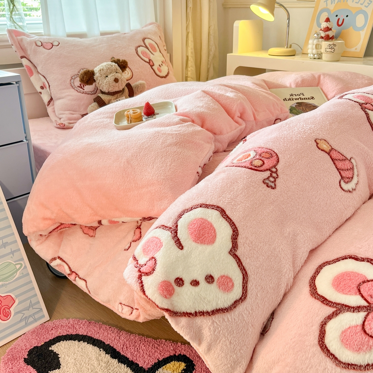 91家纺网 家纺一手货源 找家纺 川悦生活 2025新款立体雪花绒印花四件套学生床系列一场景二 蜜语奶兔