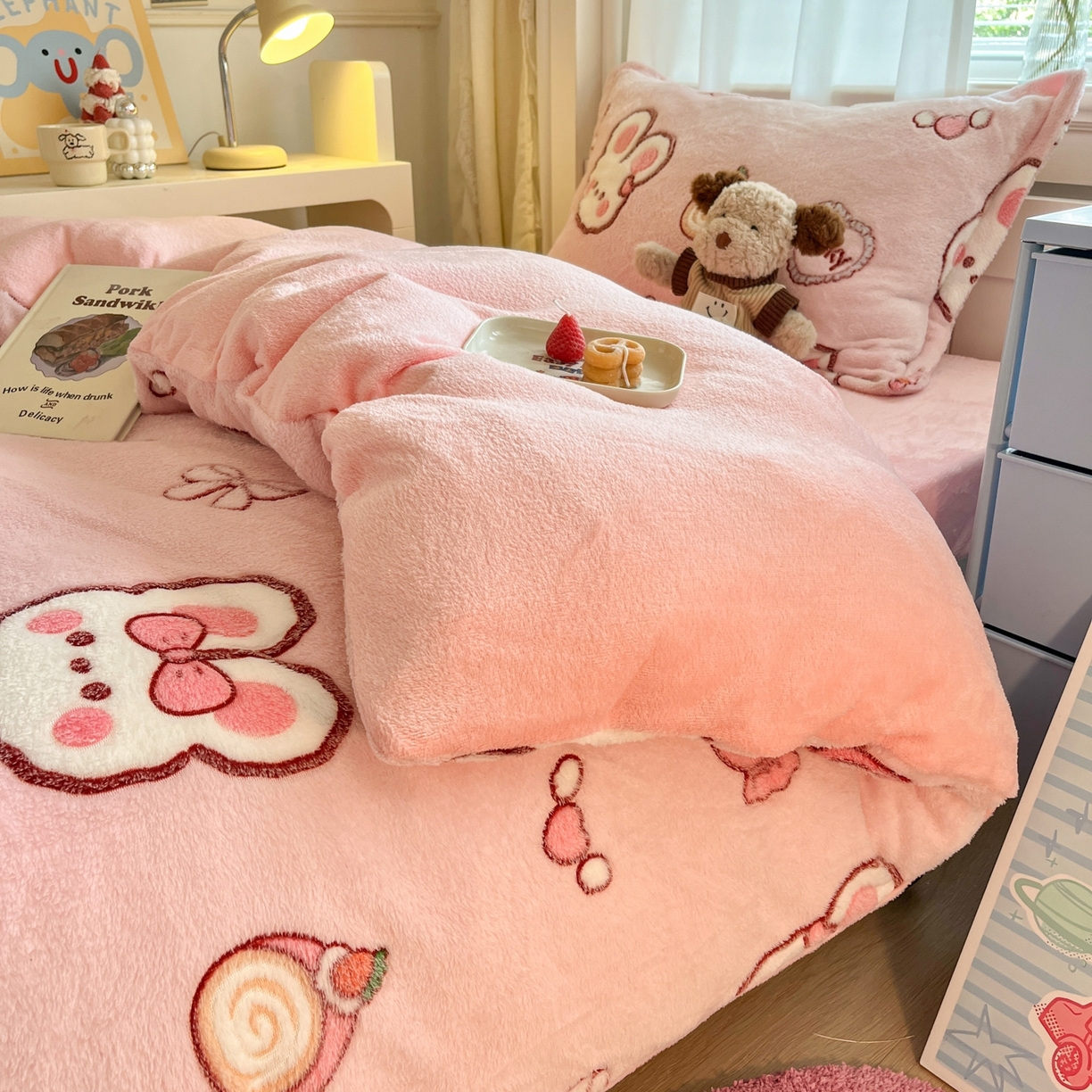 91家纺网 家纺一手货源 找家纺 川悦生活 2025新款立体雪花绒印花四件套学生床系列一场景二 蜜语奶兔