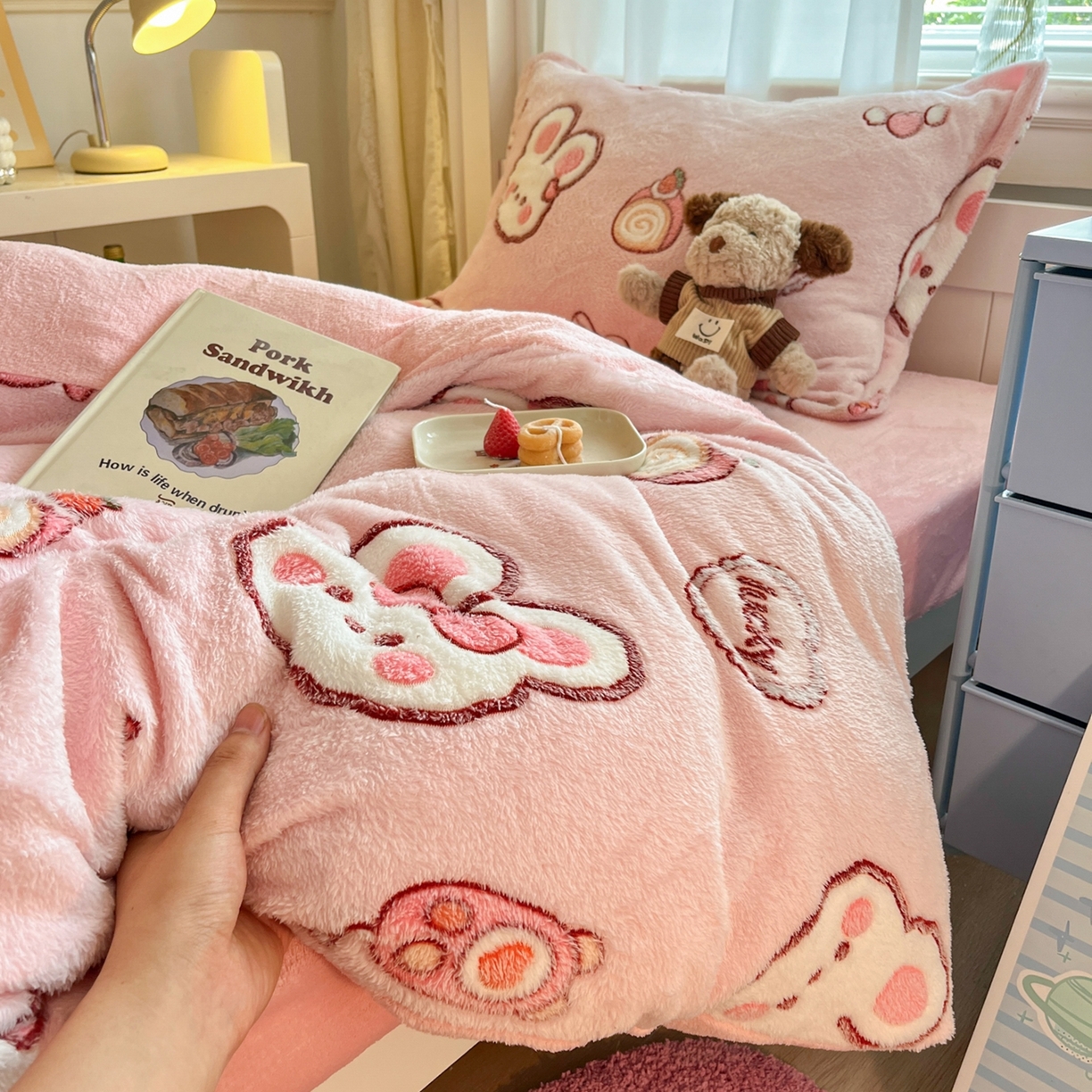 91家纺网 家纺一手货源 找家纺 川悦生活 2025新款立体雪花绒印花四件套学生床系列一场景二 蜜语奶兔