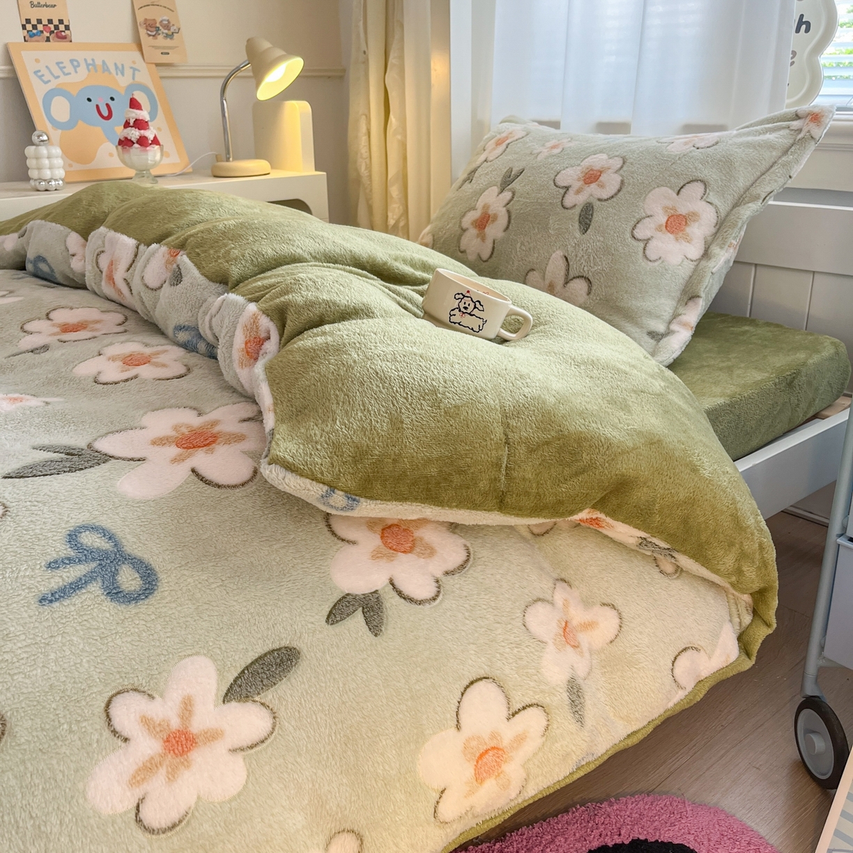 91家纺网 家纺一手货源 找家纺 川悦生活 2025新款立体雪花绒印花四件套学生床系列一场景二 奶芙小花