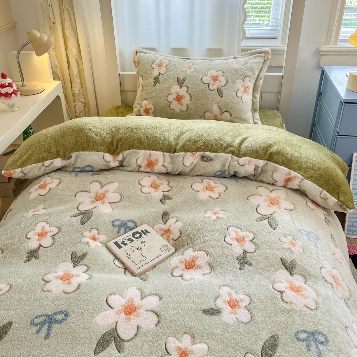 91家纺网 家纺一手货源 找家纺 川悦生活 2025新款立体雪花绒印花四件套学生床系列一场景二 奶芙小花