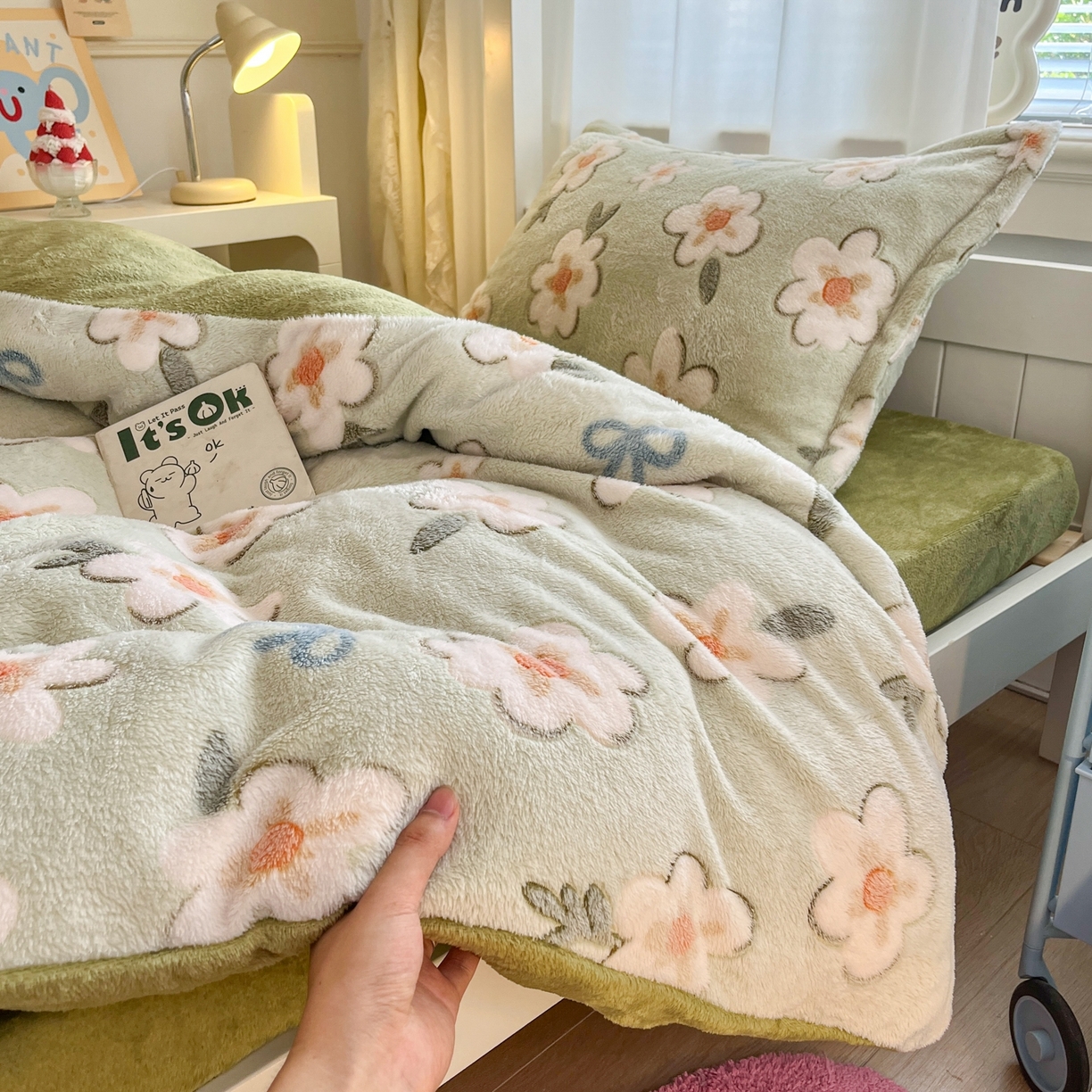 91家纺网 家纺一手货源 找家纺 川悦生活 2025新款立体雪花绒印花四件套学生床系列一场景二 奶芙小花