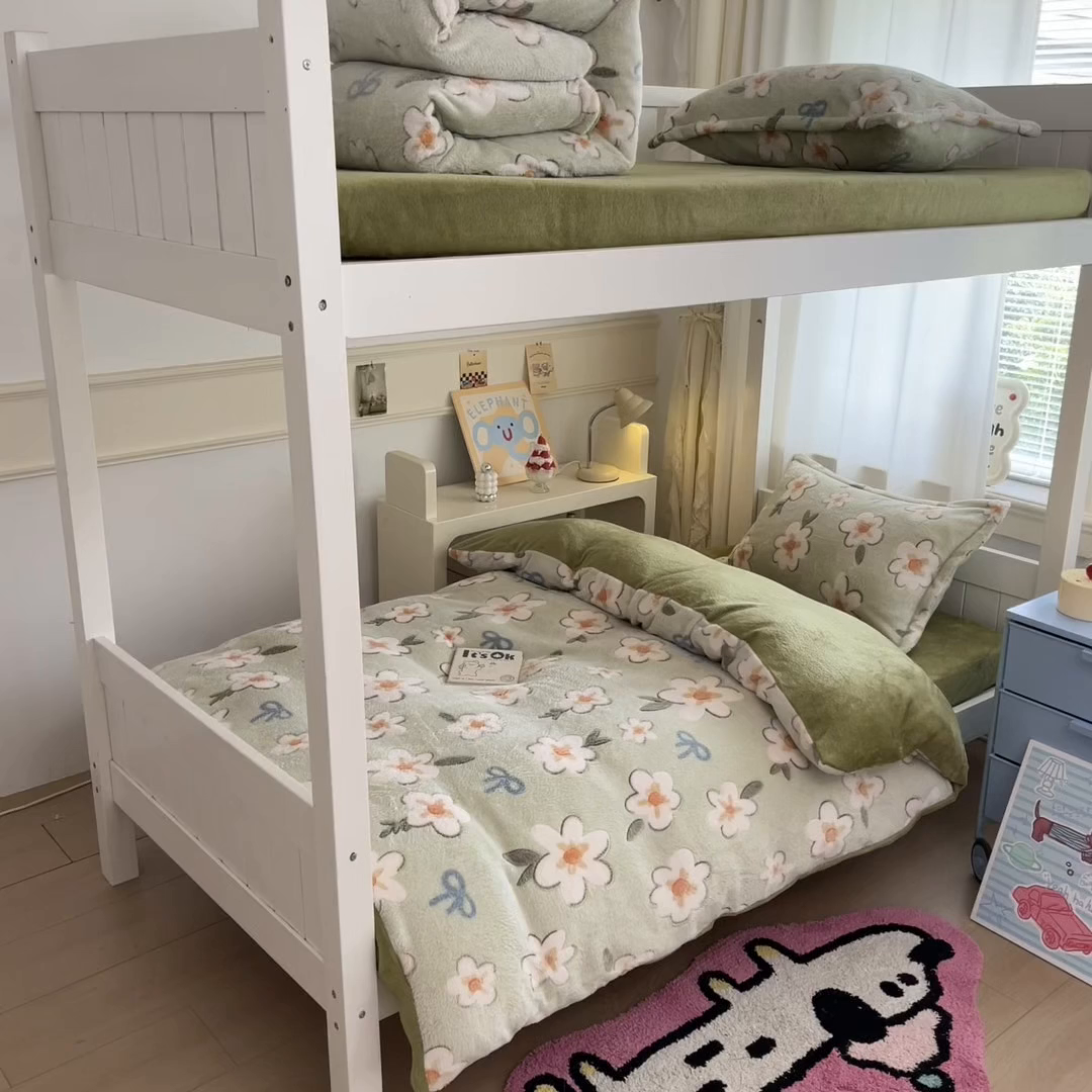 91家纺网 家纺一手货源 找家纺 川悦生活 2025新款立体雪花绒印花四件套学生床系列一场景二 奶芙小花