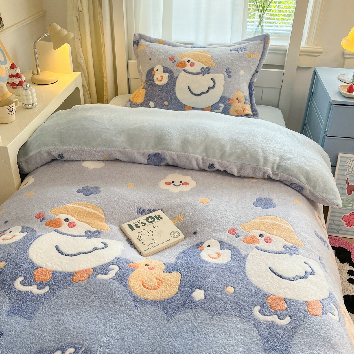 91家纺网 家纺一手货源 找家纺 川悦生活 2025新款立体雪花绒印花四件套学生床系列一场景二 哒哒鸭丫