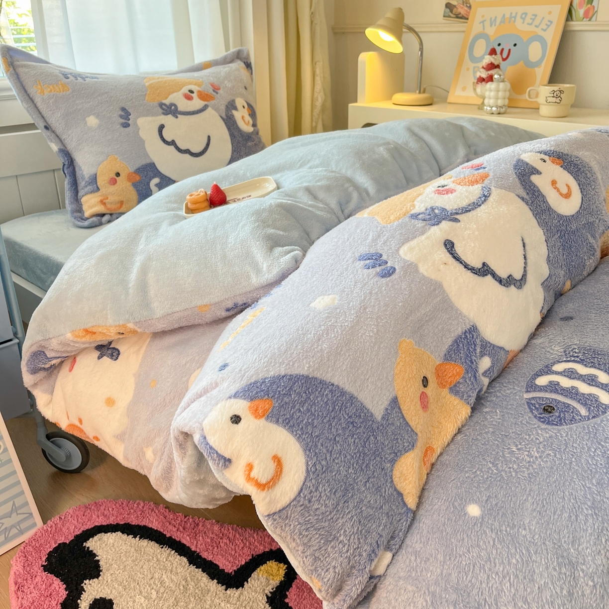 91家纺网 家纺一手货源 找家纺 川悦生活 2025新款立体雪花绒印花四件套学生床系列一场景二 哒哒鸭丫