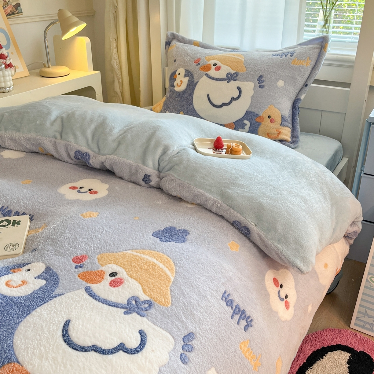 91家纺网 家纺一手货源 找家纺 川悦生活 2025新款立体雪花绒印花四件套学生床系列一场景二 哒哒鸭丫