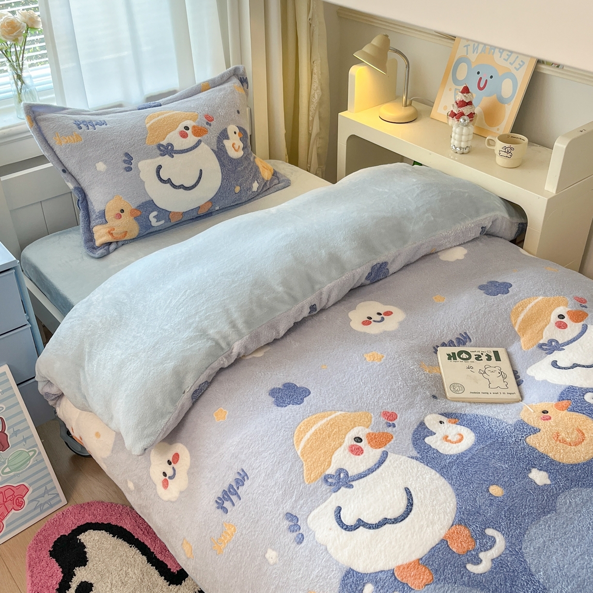 91家纺网 家纺一手货源 找家纺 川悦生活 2025新款立体雪花绒印花四件套学生床系列一场景二 哒哒鸭丫