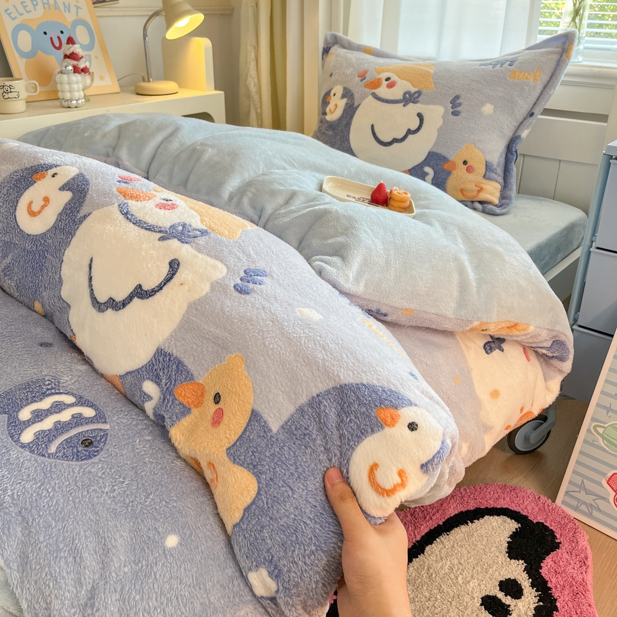 91家纺网 家纺一手货源 找家纺 川悦生活 2025新款立体雪花绒印花四件套学生床系列一场景二 哒哒鸭丫