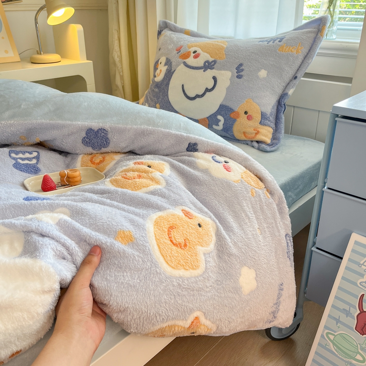 91家纺网 家纺一手货源 找家纺 川悦生活 2025新款立体雪花绒印花四件套学生床系列一场景二 哒哒鸭丫