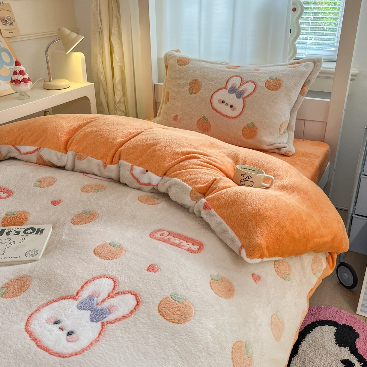 91家纺网 家纺一手货源 找家纺 川悦生活 2025新款立体雪花绒印花四件套学生床系列一场景二 橘兔