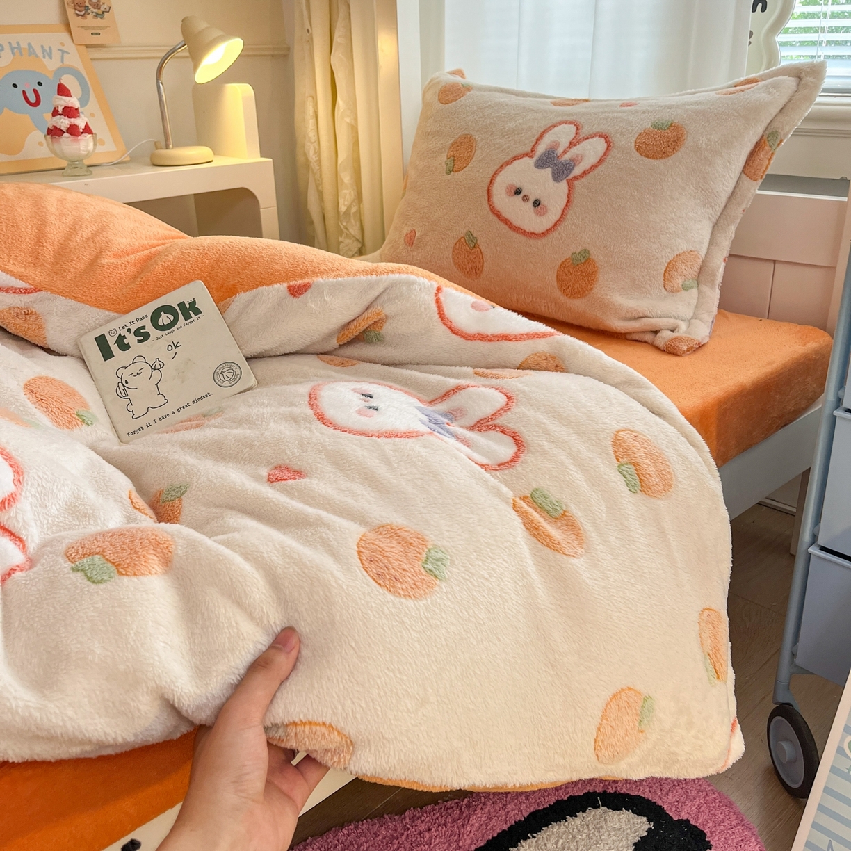 91家纺网 家纺一手货源 找家纺 川悦生活 2025新款立体雪花绒印花四件套学生床系列一场景二 橘兔