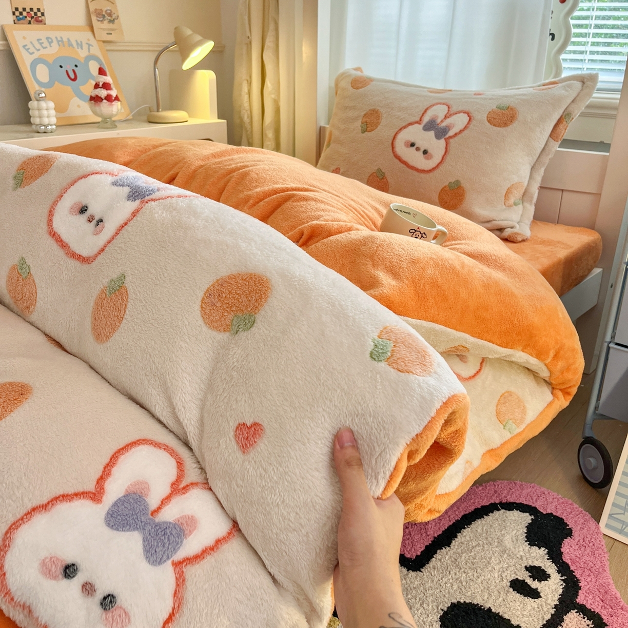 91家纺网 家纺一手货源 找家纺 川悦生活 2025新款立体雪花绒印花四件套学生床系列一场景二 橘兔