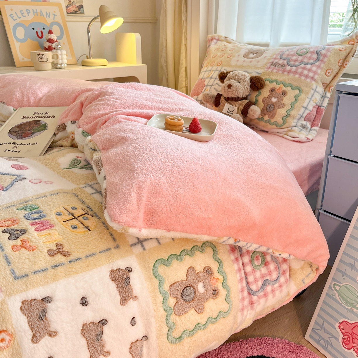 91家纺网 家纺一手货源 找家纺 川悦生活 2025新款立体雪花绒印花四件套学生床系列一场景二 嘎嘎小熊