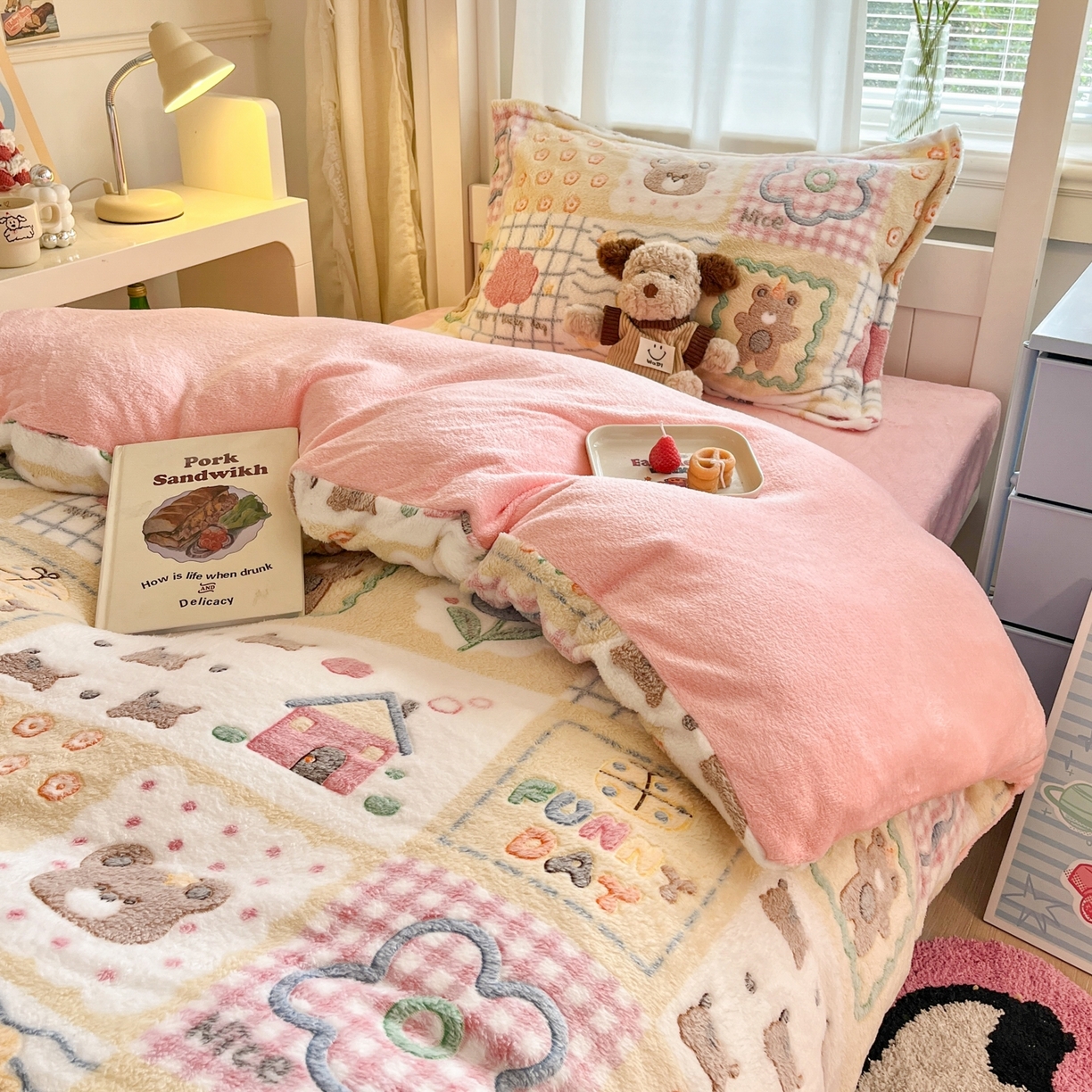 91家纺网 家纺一手货源 找家纺 川悦生活 2025新款立体雪花绒印花四件套学生床系列一场景二 嘎嘎小熊