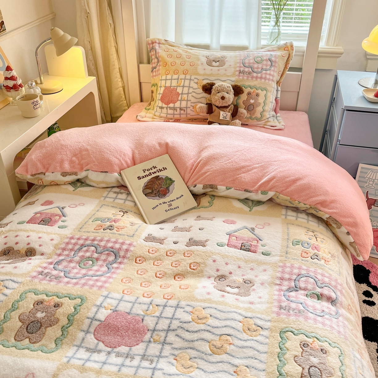 91家纺网 家纺一手货源 找家纺 川悦生活 2025新款立体雪花绒印花四件套学生床系列一场景二 嘎嘎小熊