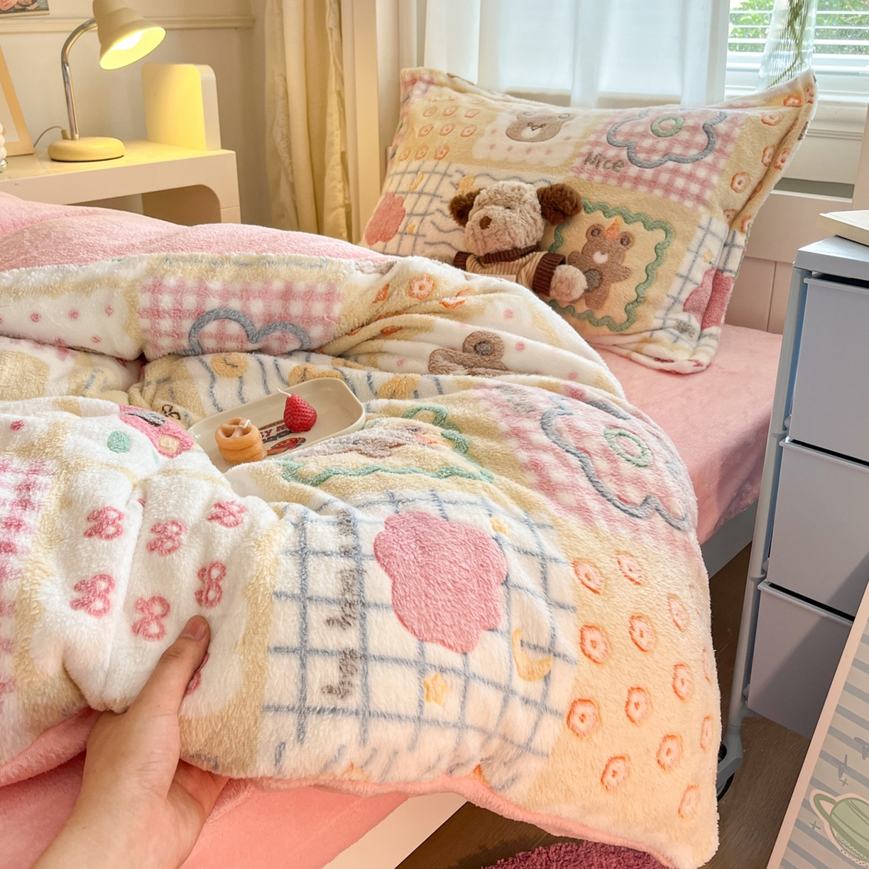 91家纺网 家纺一手货源 找家纺 川悦生活 2025新款立体雪花绒印花四件套学生床系列一场景二 嘎嘎小熊