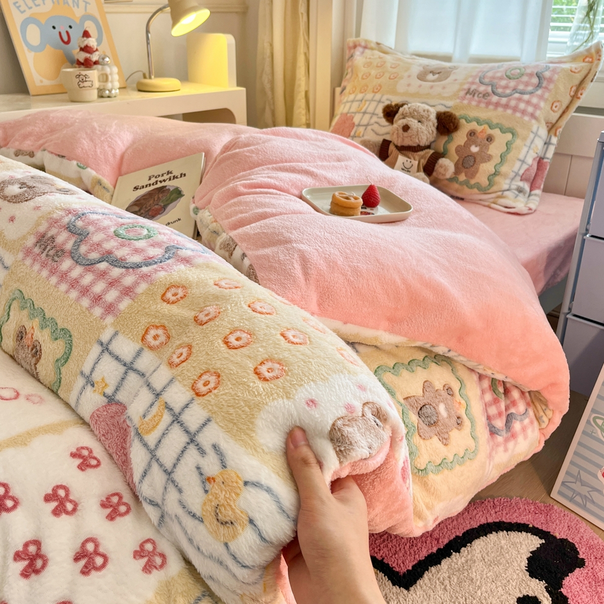 91家纺网 家纺一手货源 找家纺 川悦生活 2025新款立体雪花绒印花四件套学生床系列一场景二 嘎嘎小熊