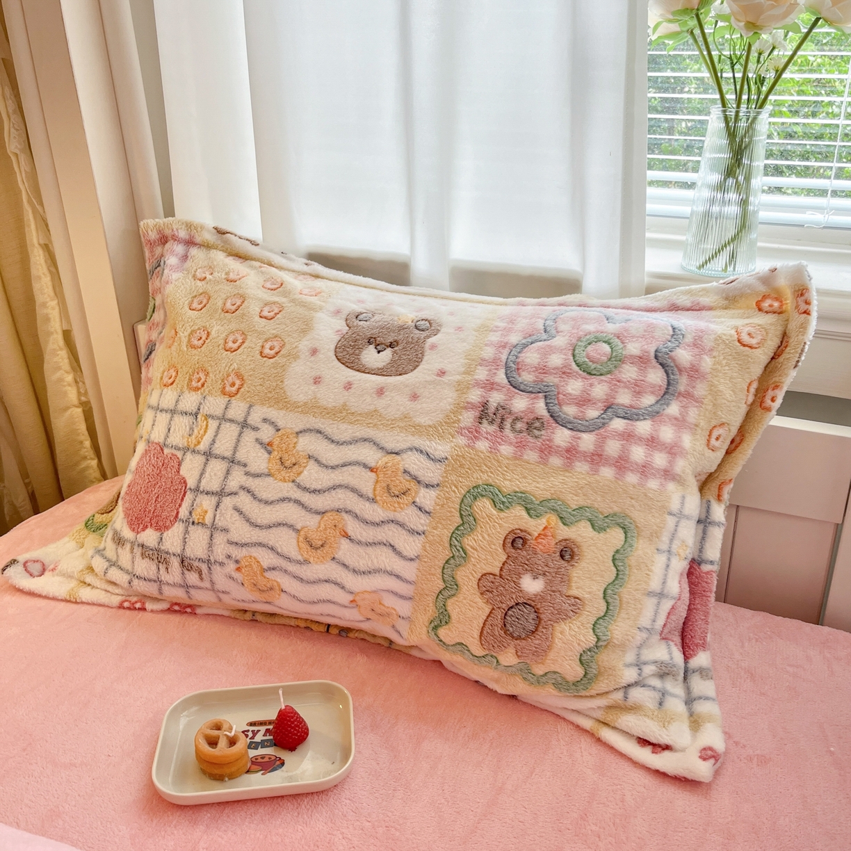 91家纺网 家纺一手货源 找家纺 川悦生活 2025新款立体雪花绒印花四件套学生床系列一场景二 嘎嘎小熊