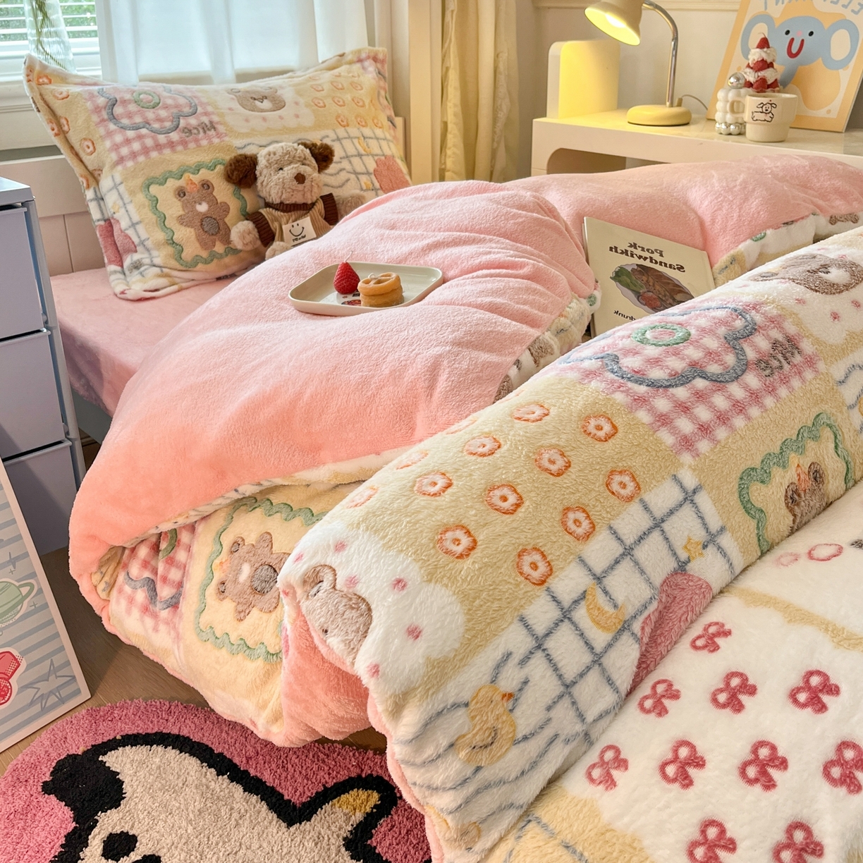 91家纺网 家纺一手货源 找家纺 川悦生活 2025新款立体雪花绒印花四件套学生床系列一场景二 嘎嘎小熊