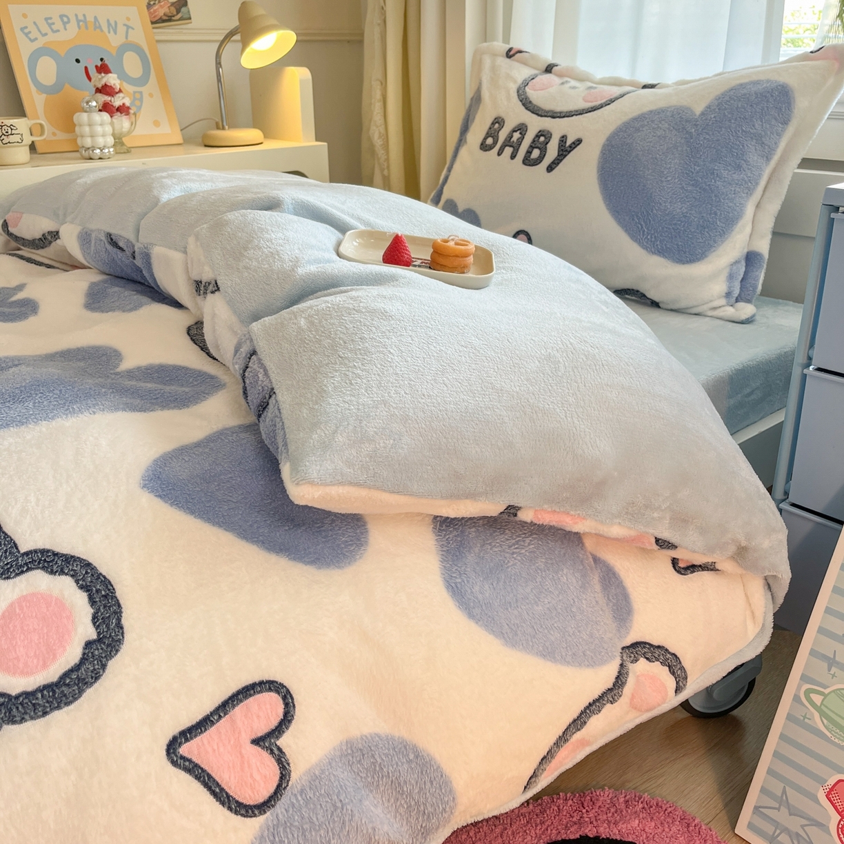 91家纺网 家纺一手货源 找家纺 川悦生活 2025新款立体雪花绒印花四件套学生床系列一场景二 可爱熊