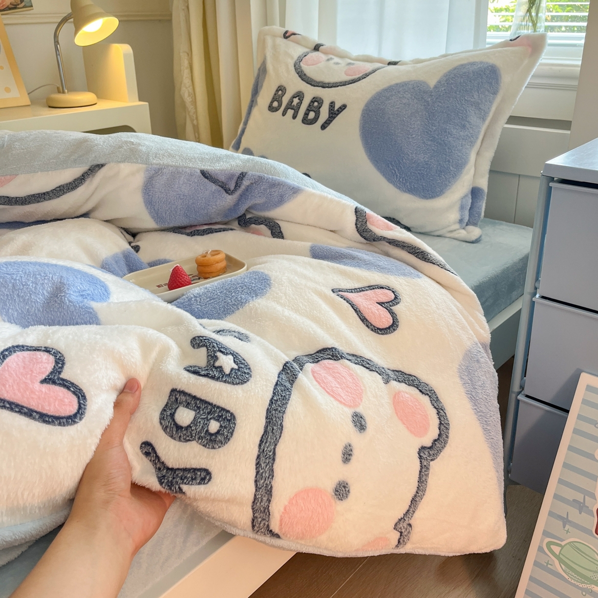 91家纺网 家纺一手货源 找家纺 川悦生活 2025新款立体雪花绒印花四件套学生床系列一场景二 可爱熊