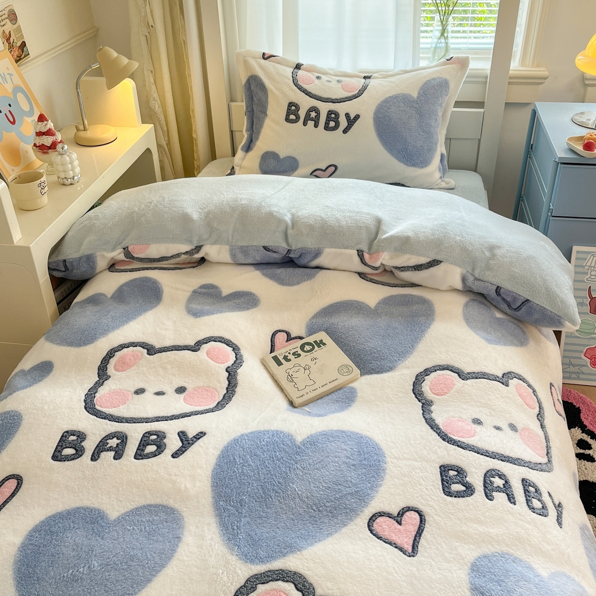 91家纺网 家纺一手货源 找家纺 川悦生活 2025新款立体雪花绒印花四件套学生床系列一场景二 可爱熊