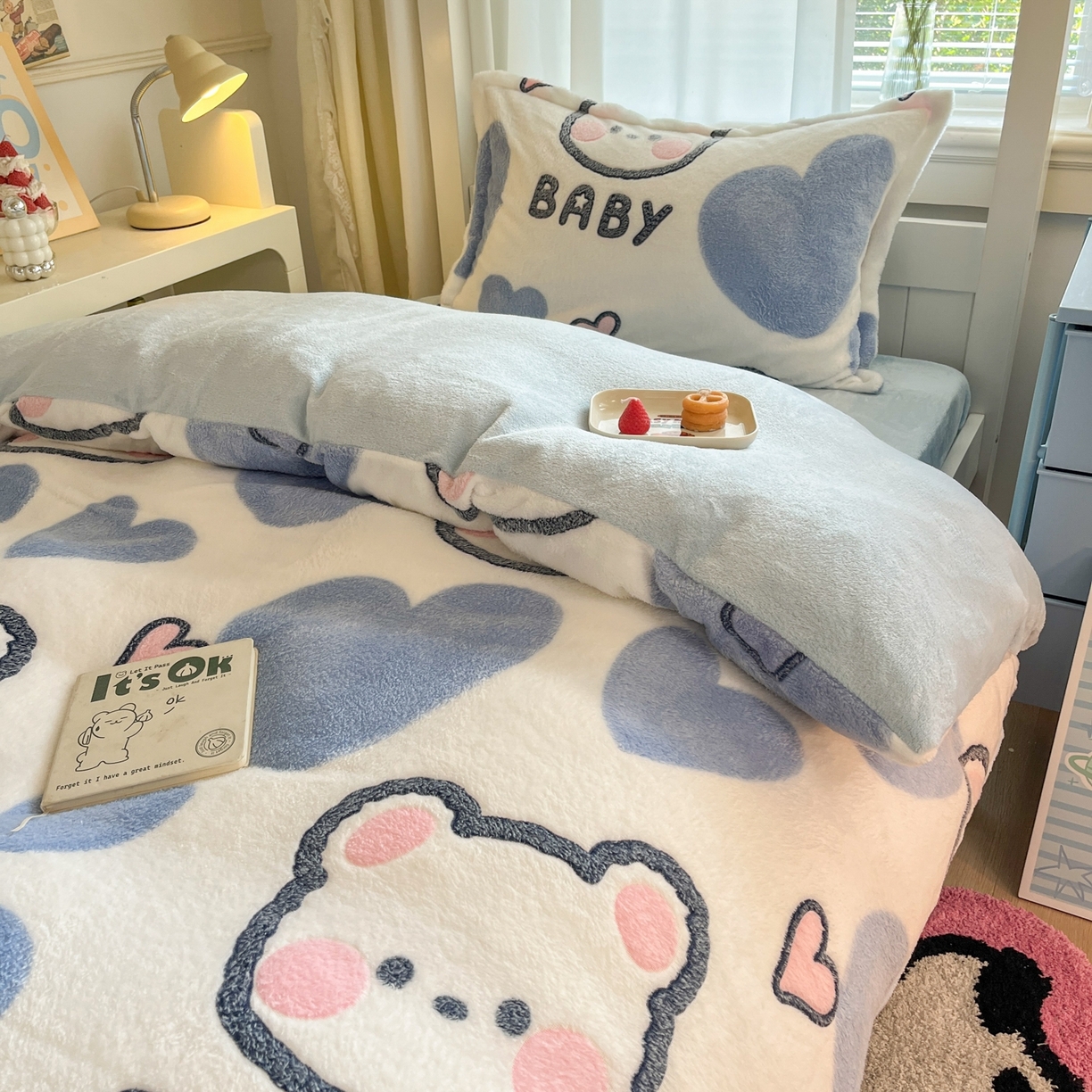 91家纺网 家纺一手货源 找家纺 川悦生活 2025新款立体雪花绒印花四件套学生床系列一场景二 可爱熊