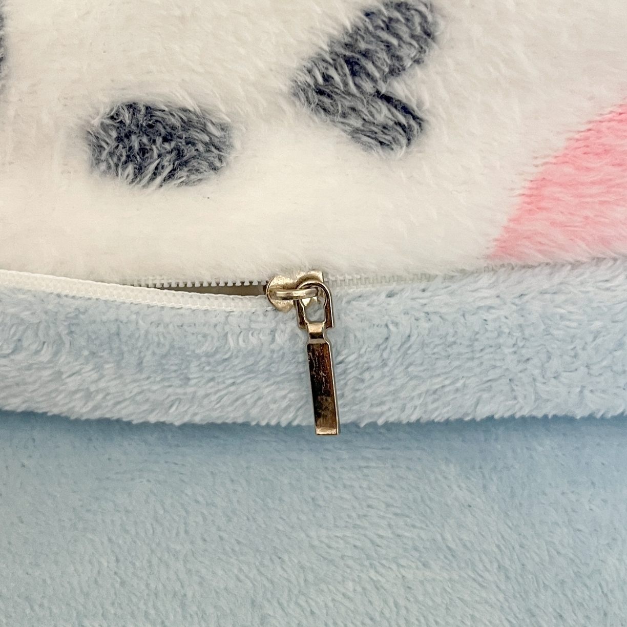 91家纺网 家纺一手货源 找家纺 川悦生活 2025新款立体雪花绒印花四件套学生床系列一场景二 可爱熊