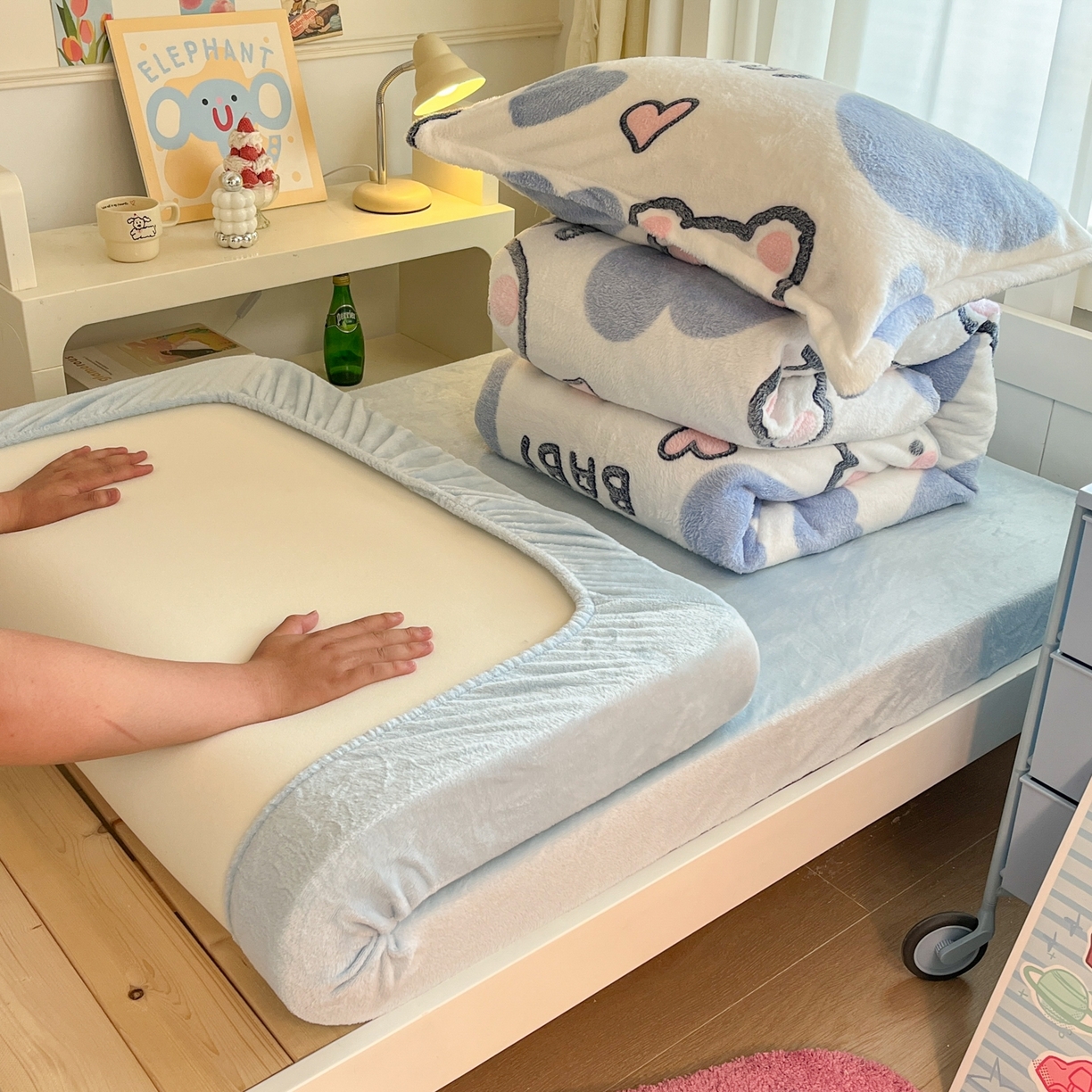 91家纺网 家纺一手货源 找家纺 川悦生活 2025新款立体雪花绒印花四件套学生床系列一场景二 可爱熊