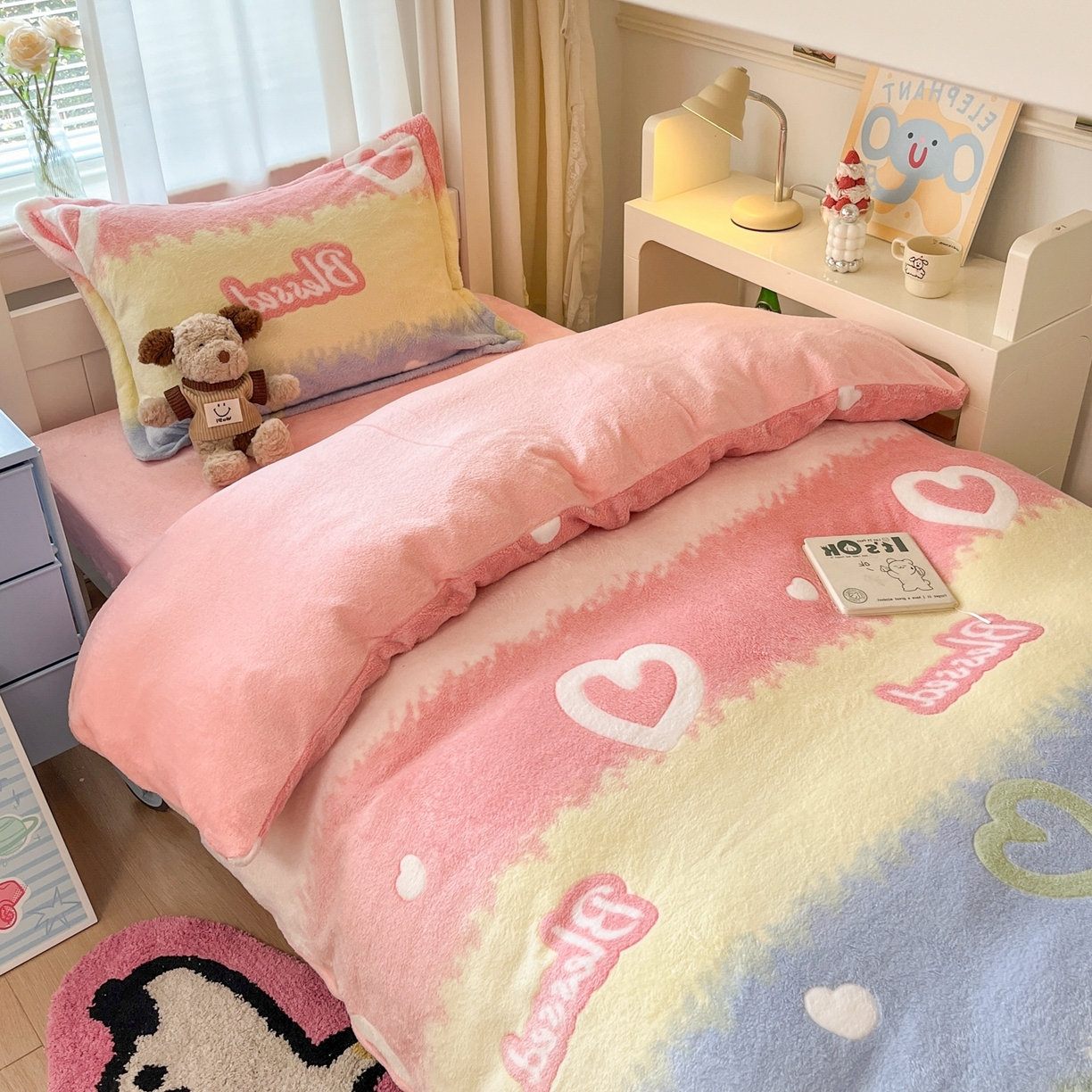 91家纺网 家纺一手货源 找家纺 川悦生活 2025新款立体雪花绒印花四件套学生床系列一场景二 彩虹爱语粉