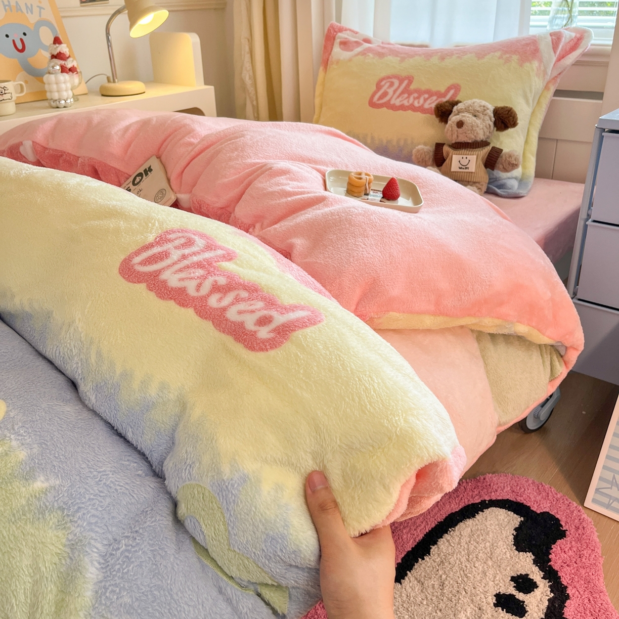 91家纺网 家纺一手货源 找家纺 川悦生活 2025新款立体雪花绒印花四件套学生床系列一场景二 彩虹爱语粉