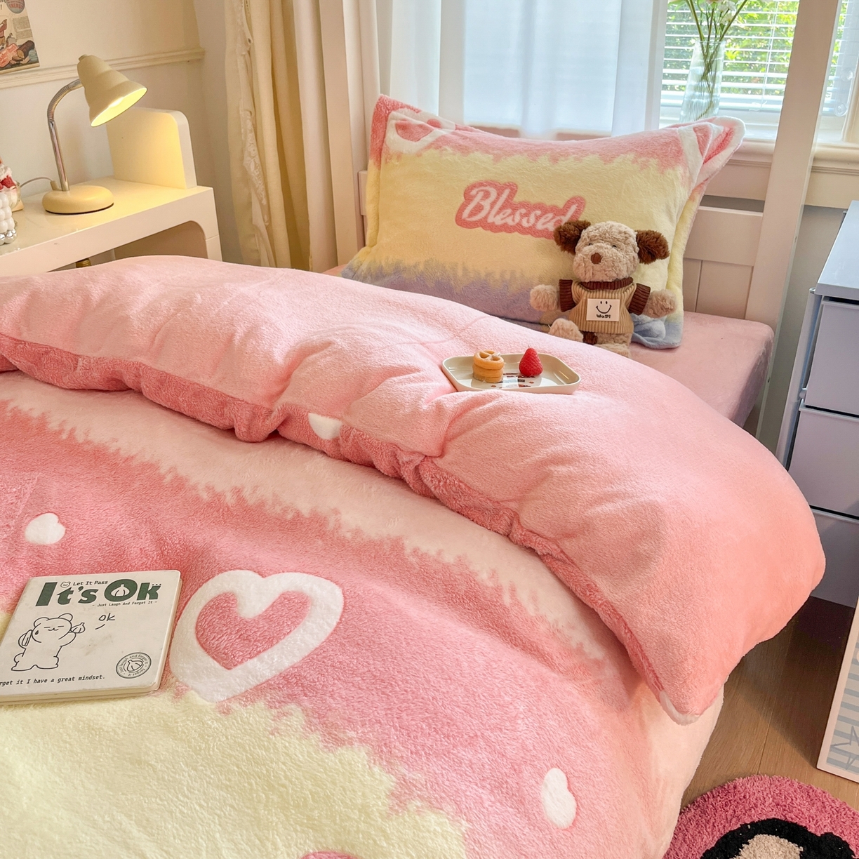 91家纺网 家纺一手货源 找家纺 川悦生活 2025新款立体雪花绒印花四件套学生床系列一场景二 彩虹爱语粉