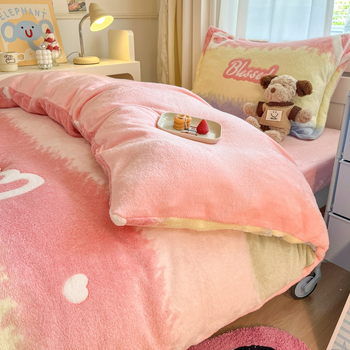 91家纺网 家纺一手货源 找家纺 川悦生活 2025新款立体雪花绒印花四件套学生床系列一场景二 彩虹爱语粉