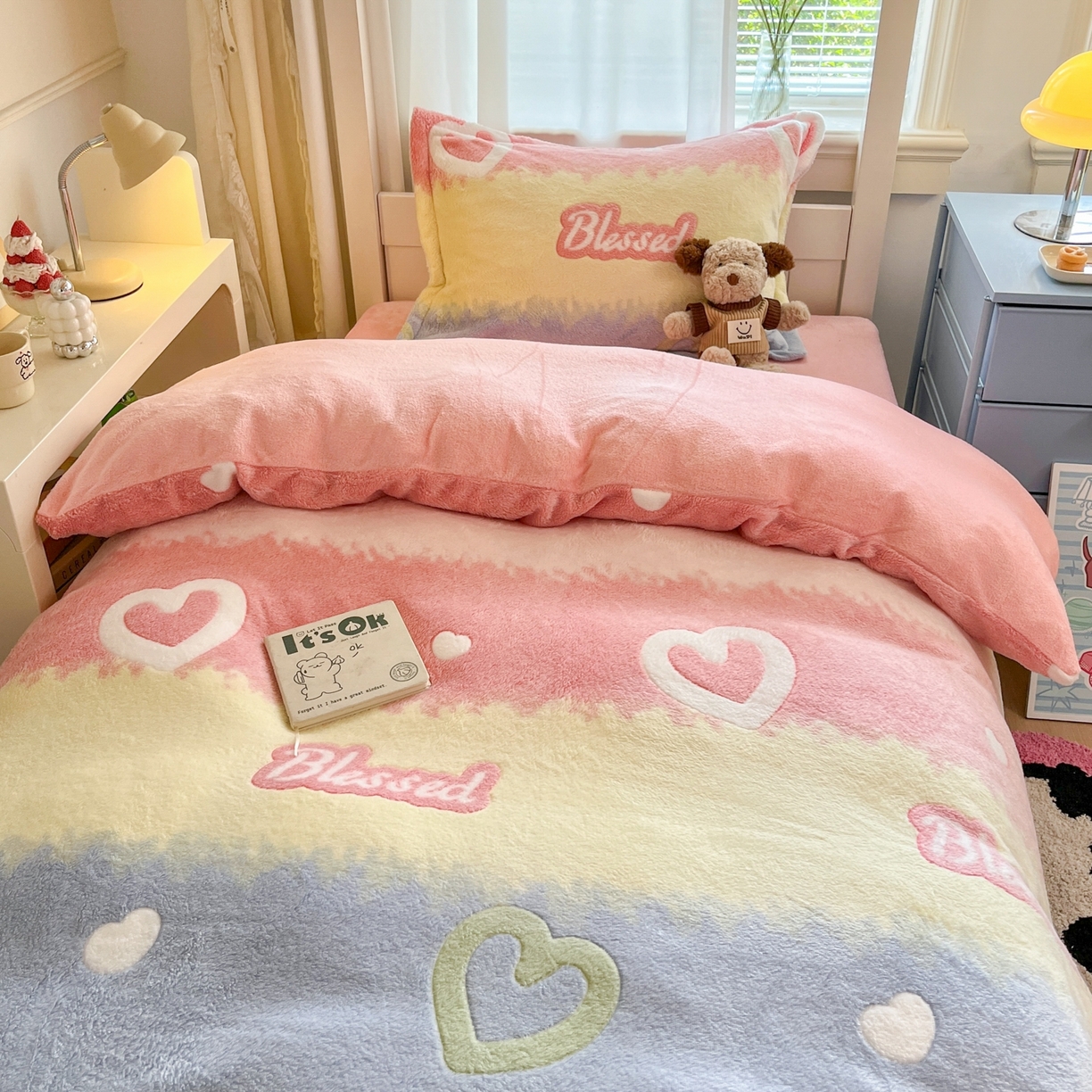 91家纺网 家纺一手货源 找家纺 川悦生活 2025新款立体雪花绒印花四件套学生床系列一场景二 彩虹爱语粉