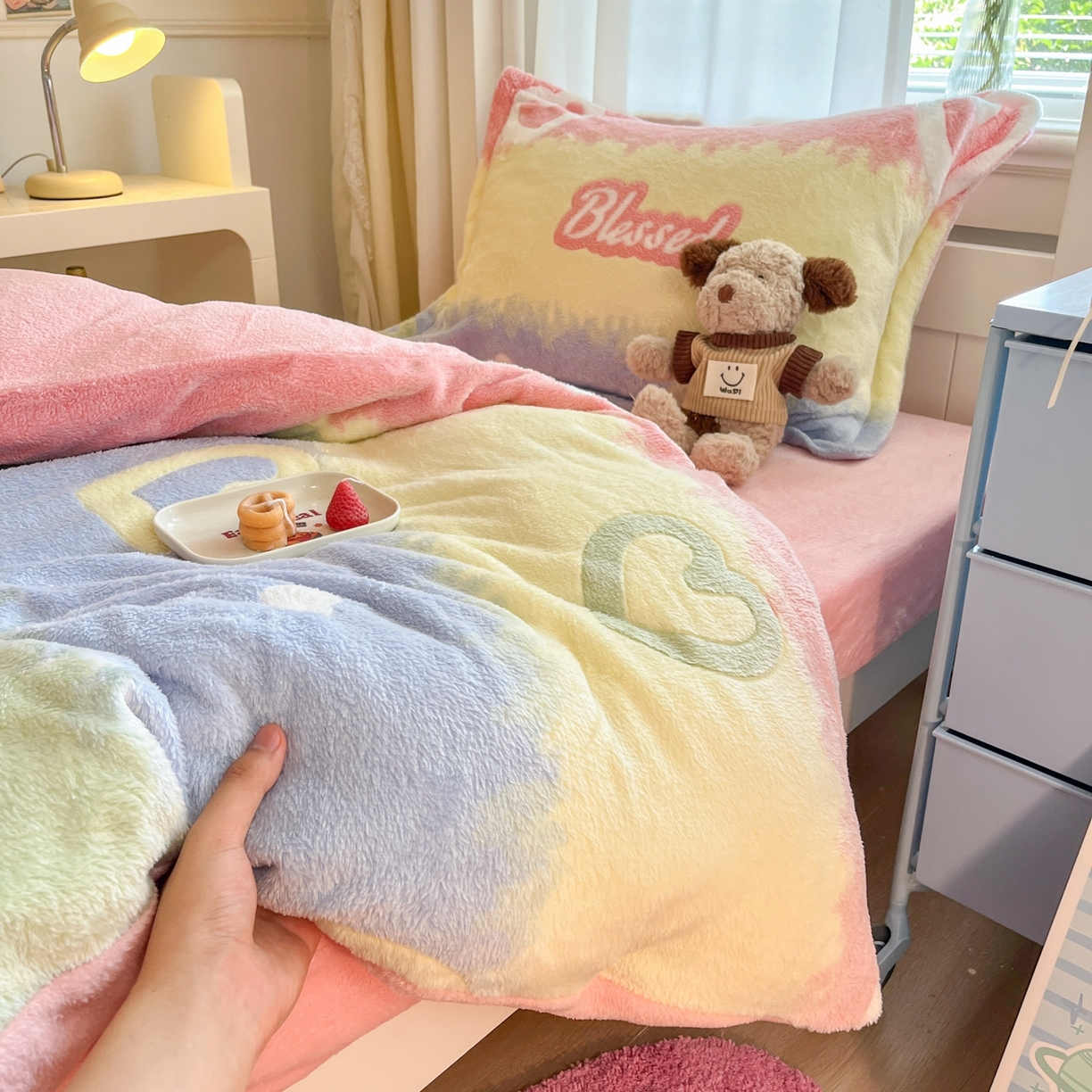 91家纺网 家纺一手货源 找家纺 川悦生活 2025新款立体雪花绒印花四件套学生床系列一场景二 彩虹爱语粉