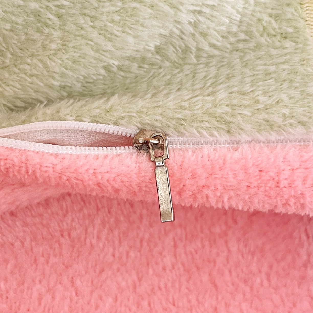 91家纺网 家纺一手货源 找家纺 川悦生活 2025新款立体雪花绒印花四件套学生床系列一场景二 彩虹爱语粉