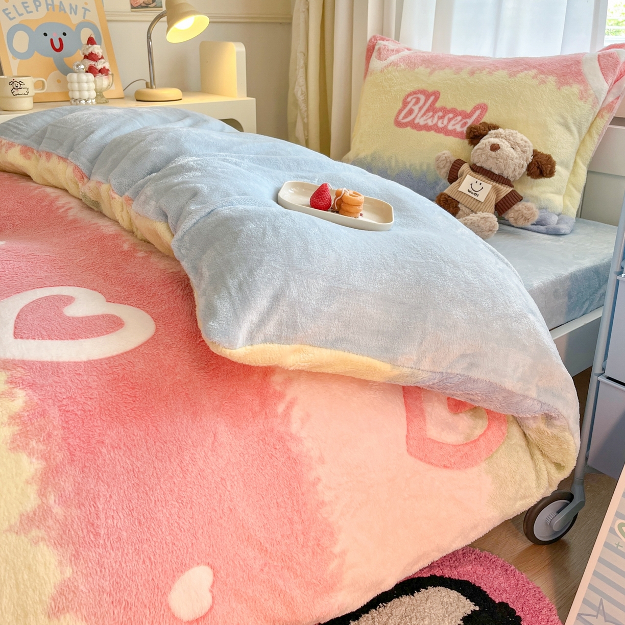 91家纺网 家纺一手货源 找家纺 川悦生活 2025新款立体雪花绒印花四件套学生床系列一场景二 彩虹爱语蓝