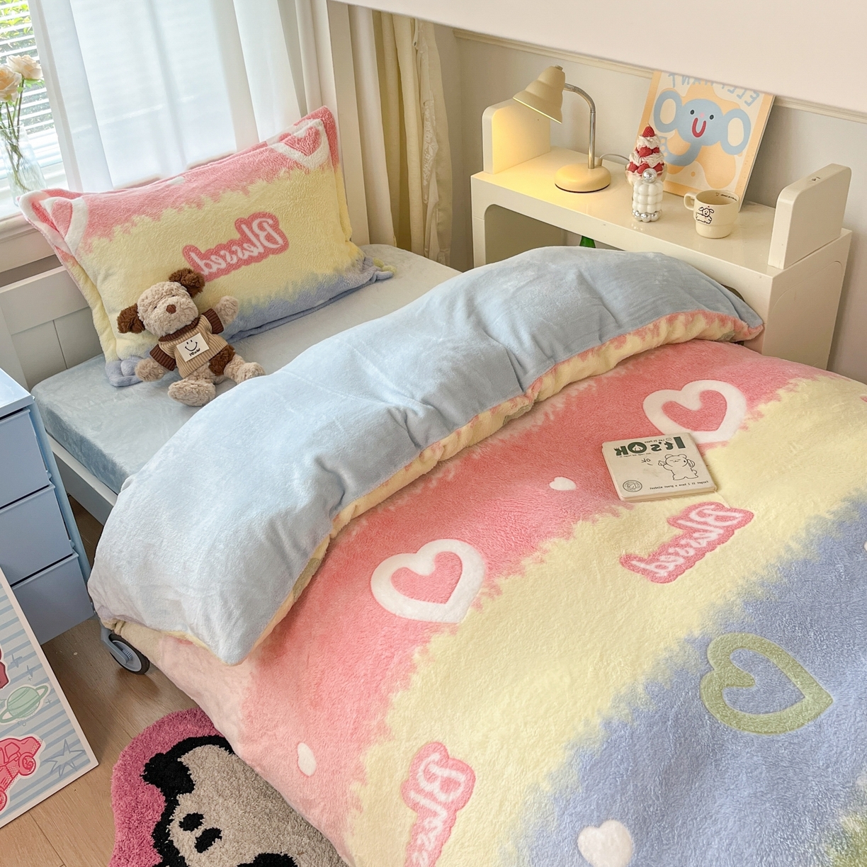 91家纺网 家纺一手货源 找家纺 川悦生活 2025新款立体雪花绒印花四件套学生床系列一场景二 彩虹爱语蓝