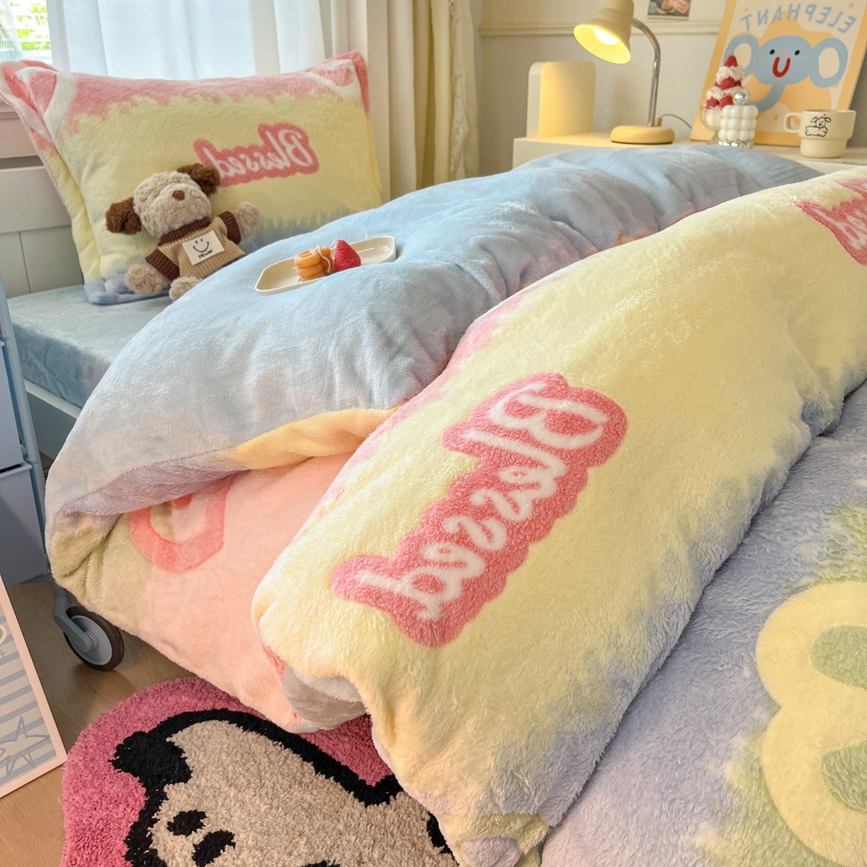 91家纺网 家纺一手货源 找家纺 川悦生活 2025新款立体雪花绒印花四件套学生床系列一场景二 彩虹爱语蓝