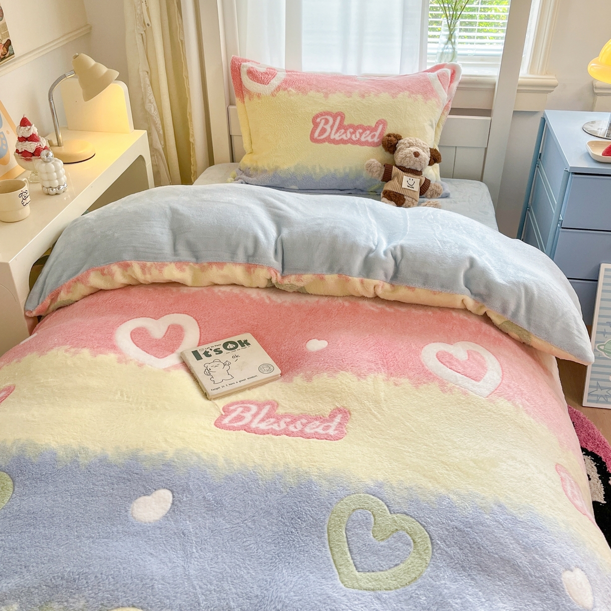 91家纺网 家纺一手货源 找家纺 川悦生活 2025新款立体雪花绒印花四件套学生床系列一场景二 彩虹爱语蓝