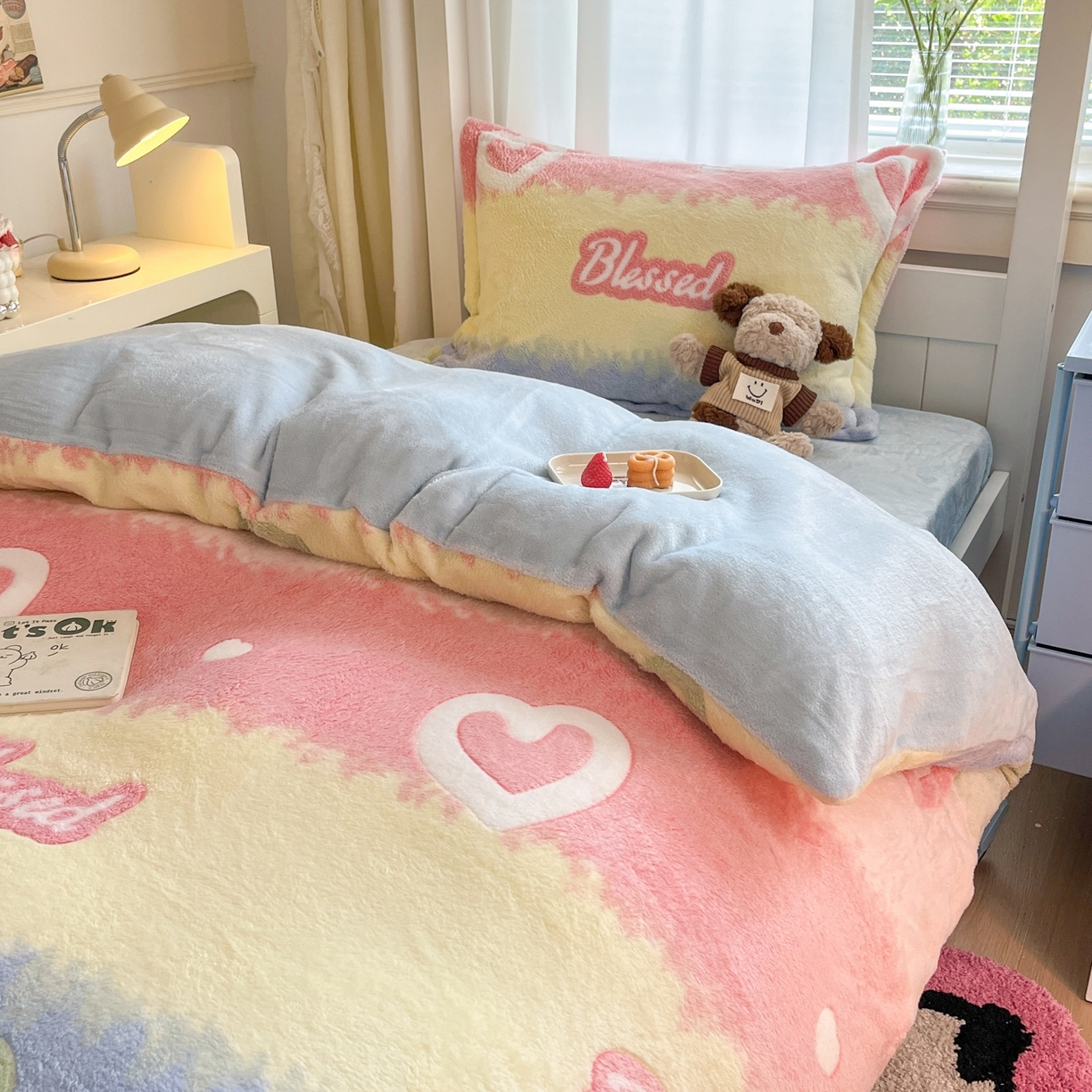 91家纺网 家纺一手货源 找家纺 川悦生活 2025新款立体雪花绒印花四件套学生床系列一场景二 彩虹爱语蓝