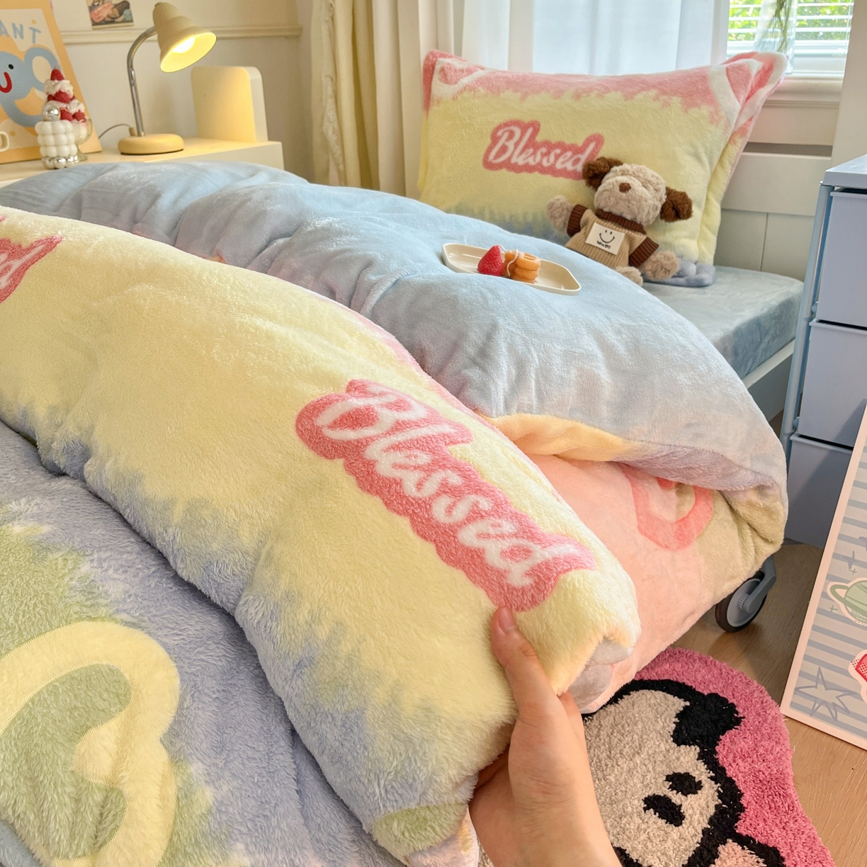 91家纺网 家纺一手货源 找家纺 川悦生活 2025新款立体雪花绒印花四件套学生床系列一场景二 彩虹爱语蓝