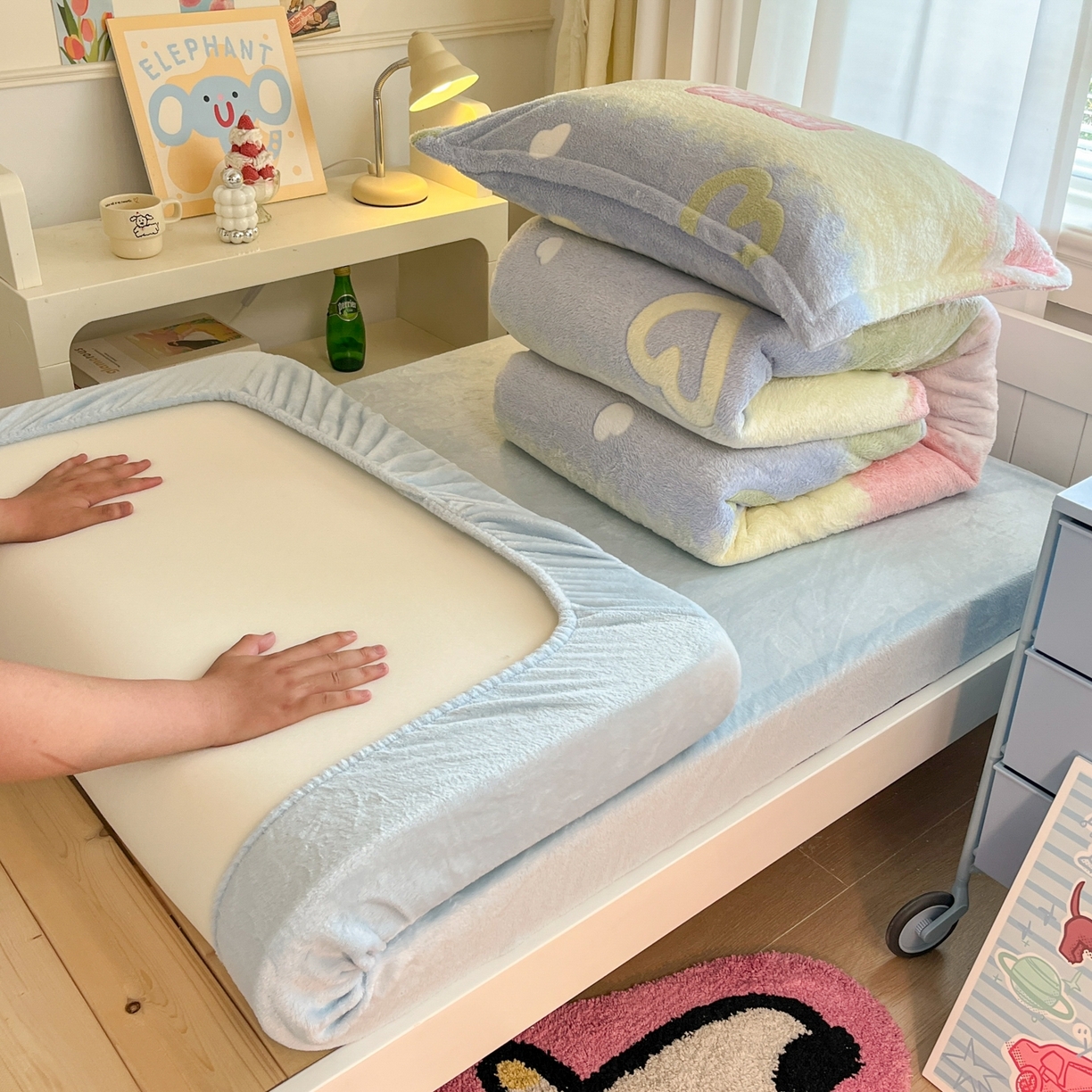 91家纺网 家纺一手货源 找家纺 川悦生活 2025新款立体雪花绒印花四件套学生床系列一场景二 彩虹爱语蓝