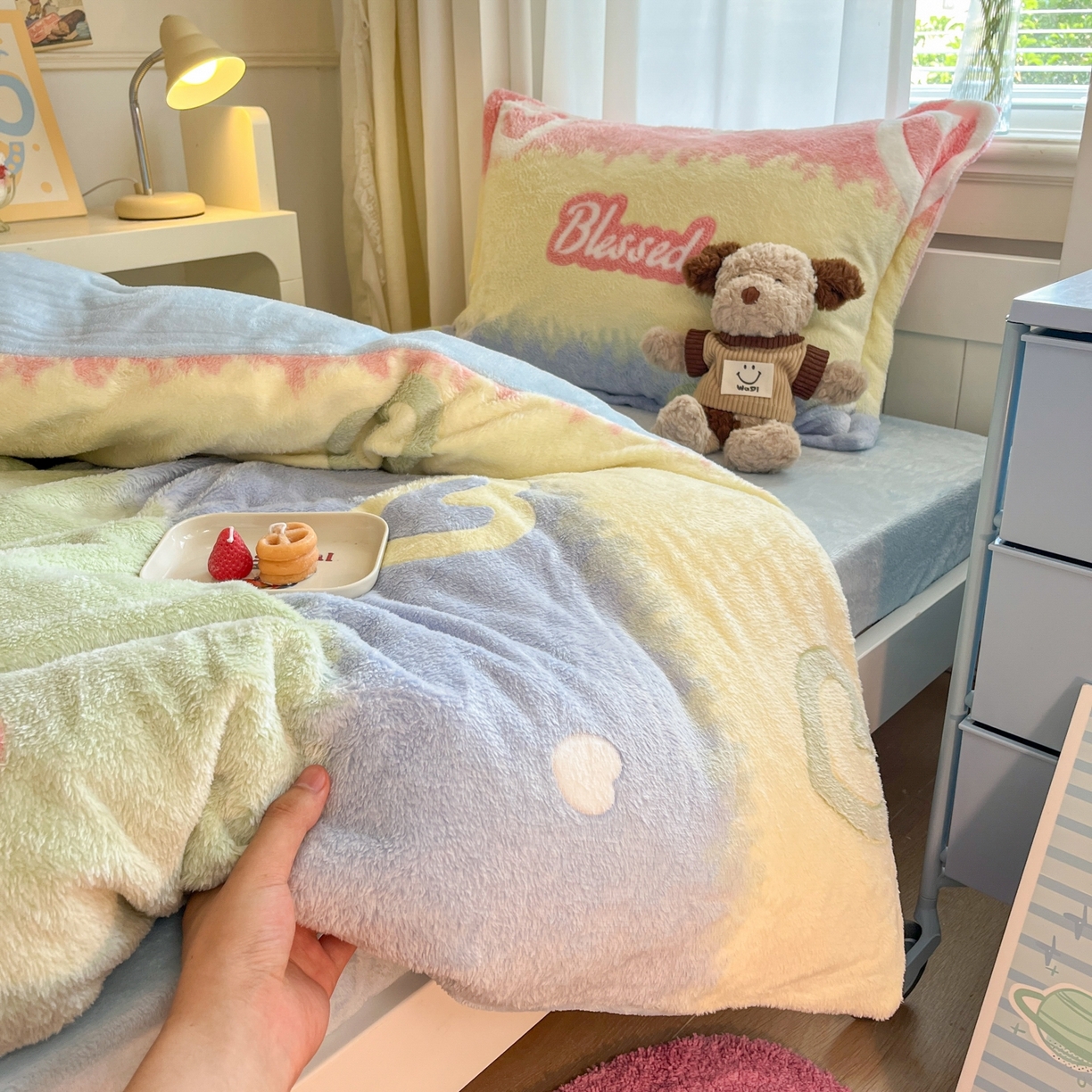 91家纺网 家纺一手货源 找家纺 川悦生活 2025新款立体雪花绒印花四件套学生床系列一场景二 彩虹爱语蓝