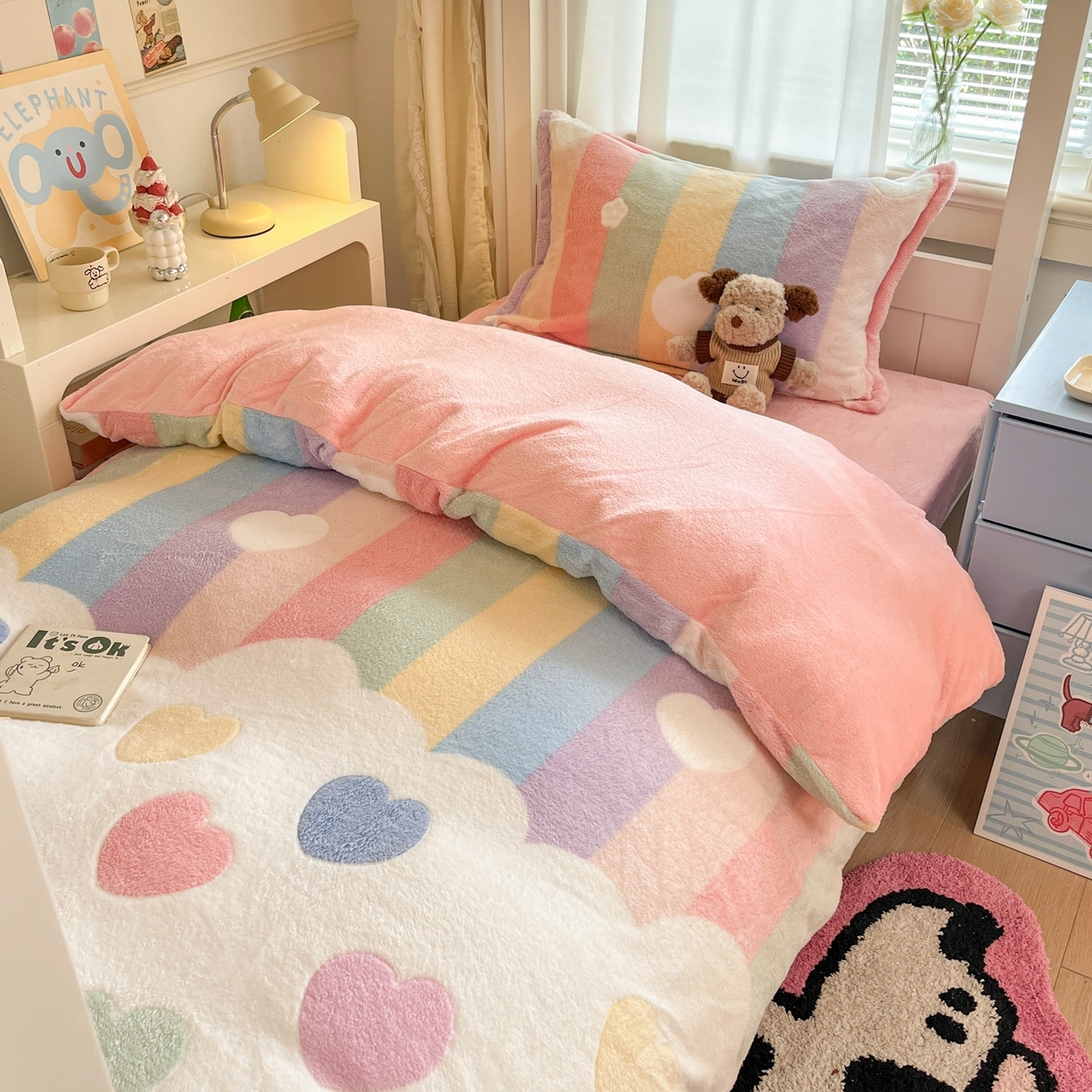 91家纺网 家纺一手货源 找家纺 川悦生活 2025新款立体雪花绒印花四件套学生床系列一场景二 彩虹爱心粉