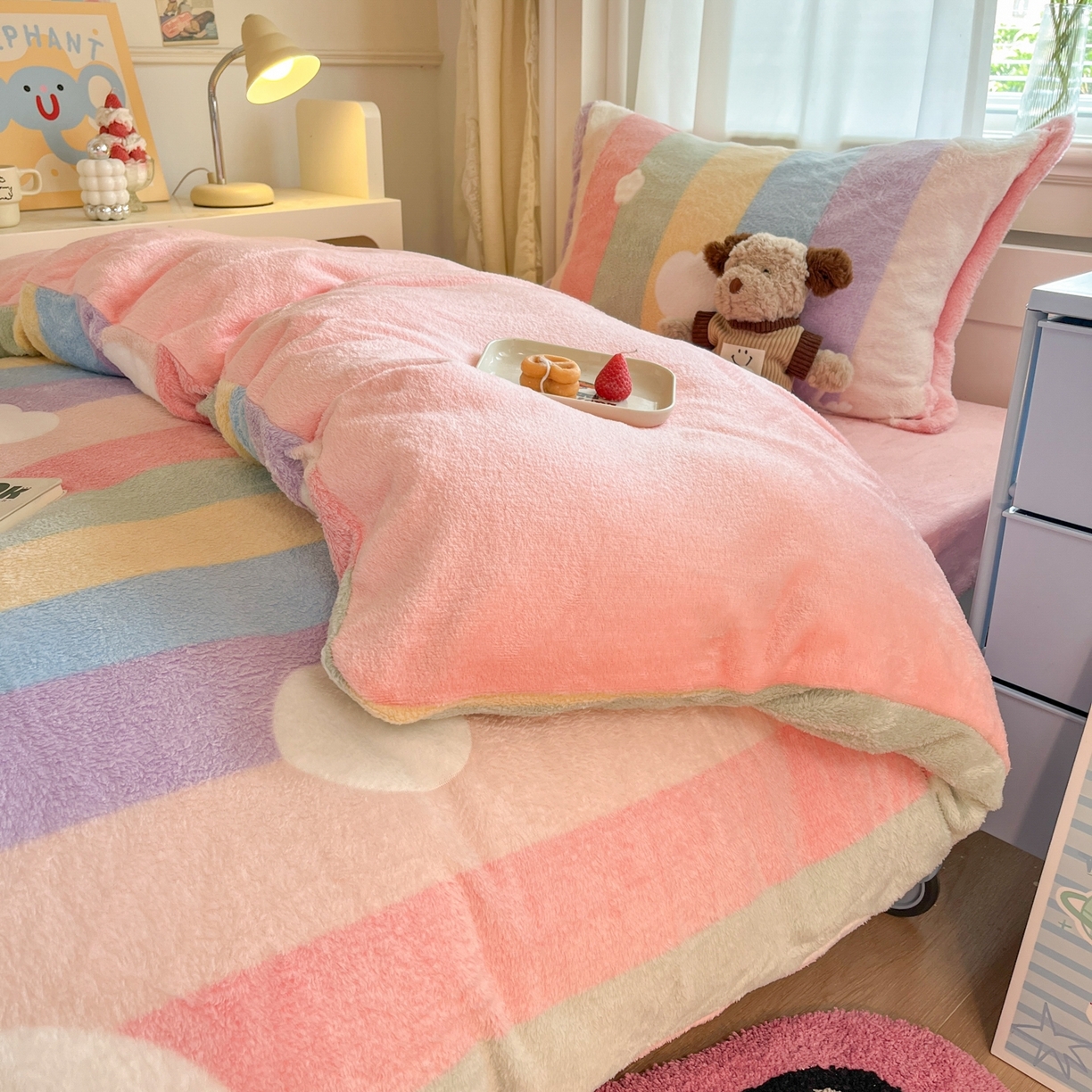 91家纺网 家纺一手货源 找家纺 川悦生活 2025新款立体雪花绒印花四件套学生床系列一场景二 彩虹爱心粉