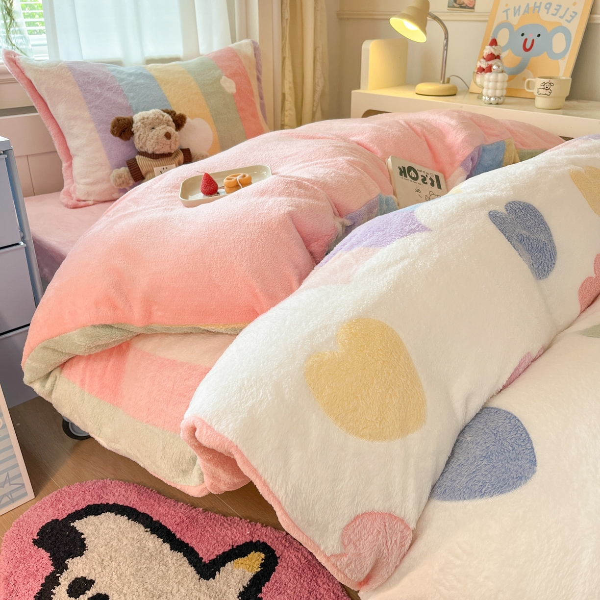 91家纺网 家纺一手货源 找家纺 川悦生活 2025新款立体雪花绒印花四件套学生床系列一场景二 彩虹爱心粉