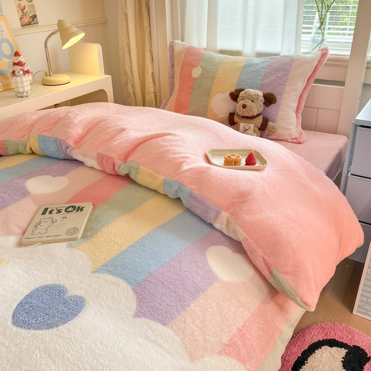 91家纺网 家纺一手货源 找家纺 川悦生活 2025新款立体雪花绒印花四件套学生床系列一场景二 彩虹爱心粉