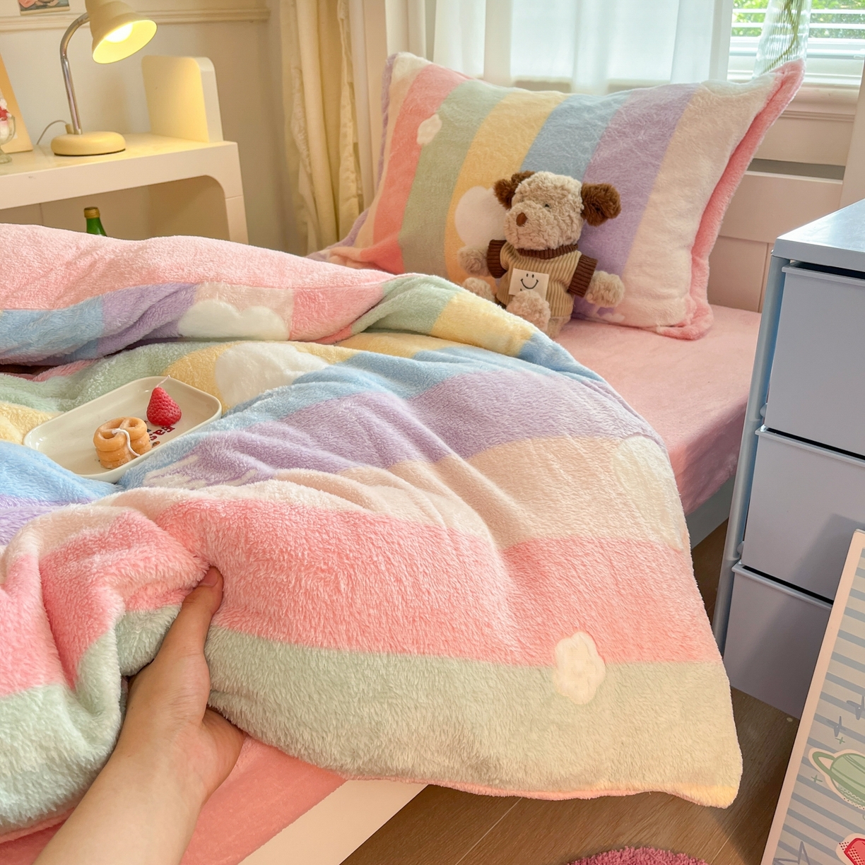91家纺网 家纺一手货源 找家纺 川悦生活 2025新款立体雪花绒印花四件套学生床系列一场景二 彩虹爱心粉